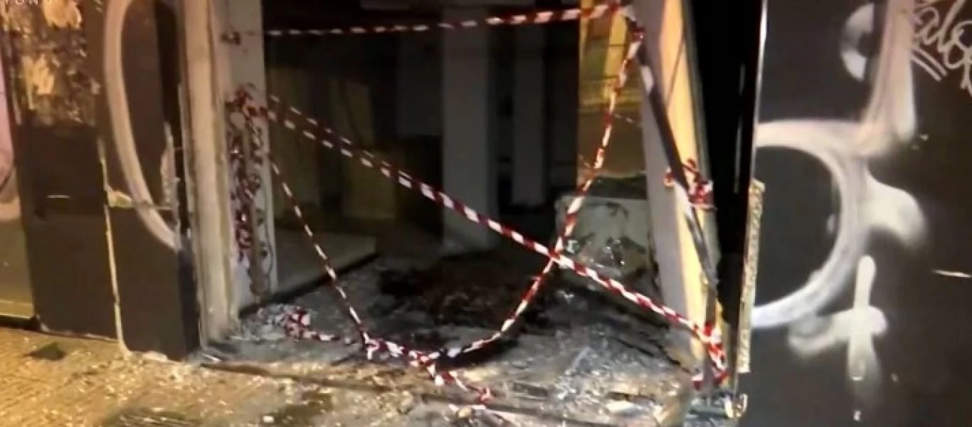 Tροχαίο στην Ακαδημίας: Αυτοκίνητο έπεσε πάνω σε κατάστημα και το ισοπέδωσε (βίντεο)